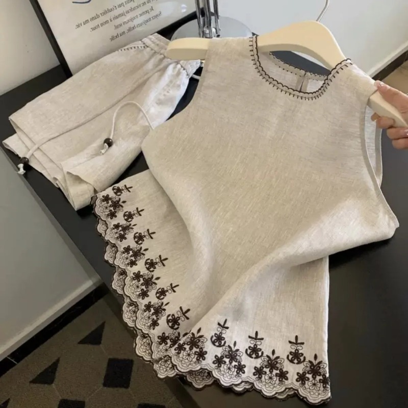 Embroidery Uniform - ชุดเซ็ตสองชิ้นสำหรับผู้หญิง เสื้อกั๊กผ้าฝ้ายและผ้าลินินปักลายลูกไม้สไตล์เรียบง่ายแบบ Old Money พร้อมกางเกงขาสั้นสำหรับฤดูร้อน