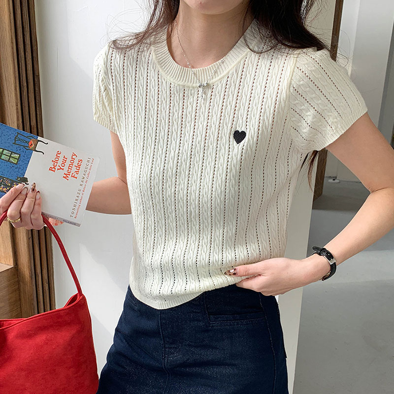 Embroidery Design Love - เสื้อยืดผู้หญิง คอกลม แขนสั้น ลายปักรูปหัวใจ ดีไซน์ถักแบบโปร่ง สีพื้น