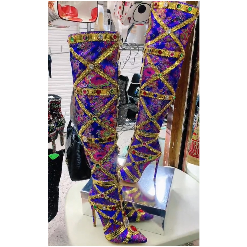 Embroidery Stitches - รองเท้าบูทส้นเข็มประดับเพชรหลากสี แต่งขอบทอง รุ่นปี 2026 ปลายแหลม รองเท้าบูทยาวถึงเข่า