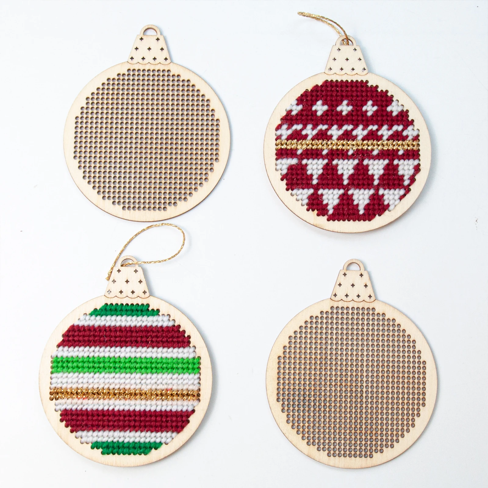 ชุดงานฝีมือปักครอสติชลายไม้แกะ - Embroidery Xmas Decorations บทวิจารณ์และราคา