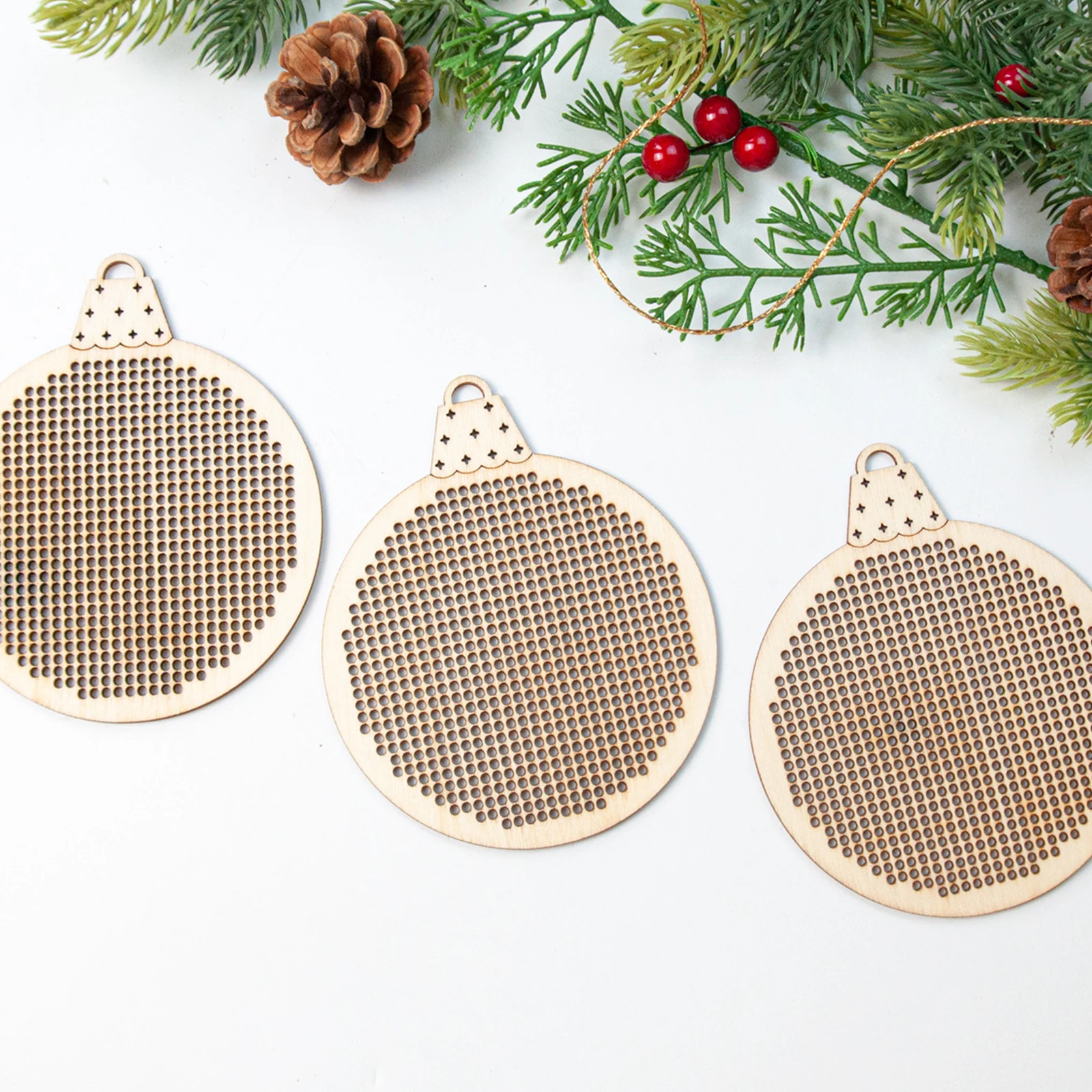 ชุดงานฝีมือปักครอสติชลายไม้แกะ - Embroidery Xmas Decorations บทวิจารณ์และราคา